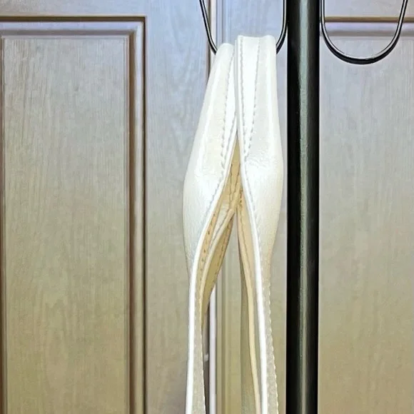 Chanel white lambskin leather tote - Picture 6 of 16